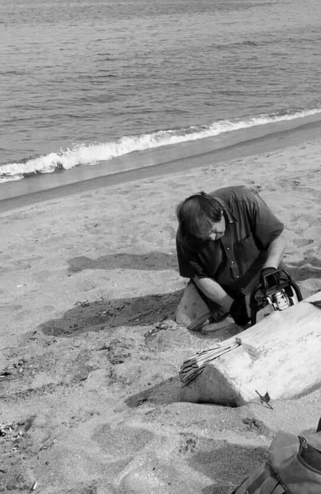 Découpe de bois flotté sur les plages du sud de la France